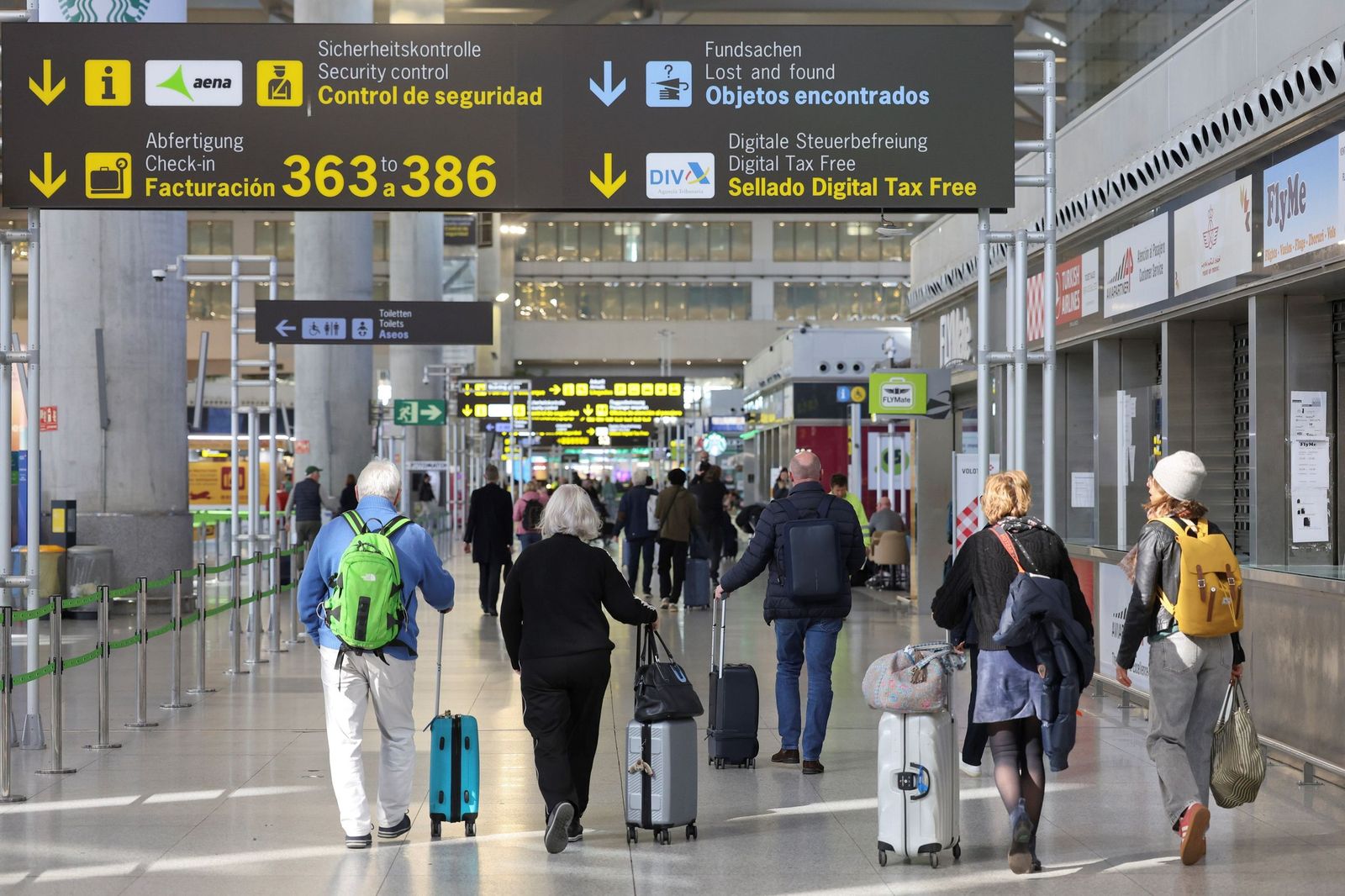 Pasajeros en el aeropuerto de Málaga.