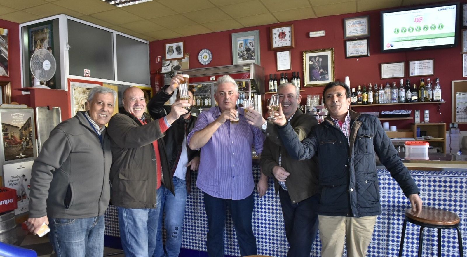 Parroquianos del Bar Paco, celebran el segundo premio vendido, en San José de la Rinconada en 2017