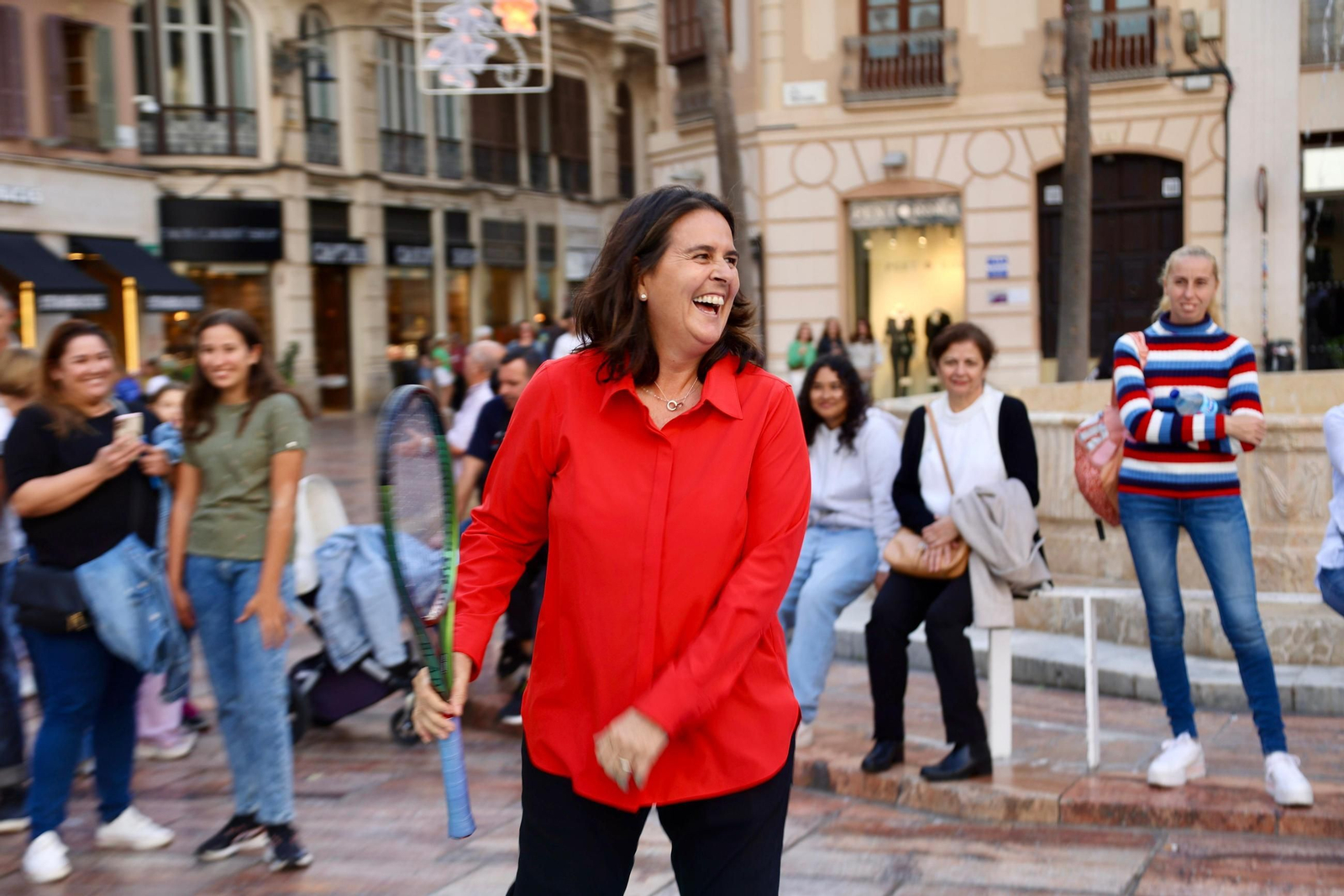 El alcalde De la Torre se anima a jugar con Conchita Martínez en la presentación de la BJKC