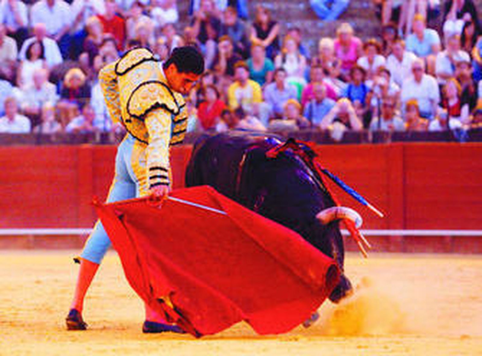 Luis Martín Núñez, en un derechazo, en su debut en la Maestranza.
