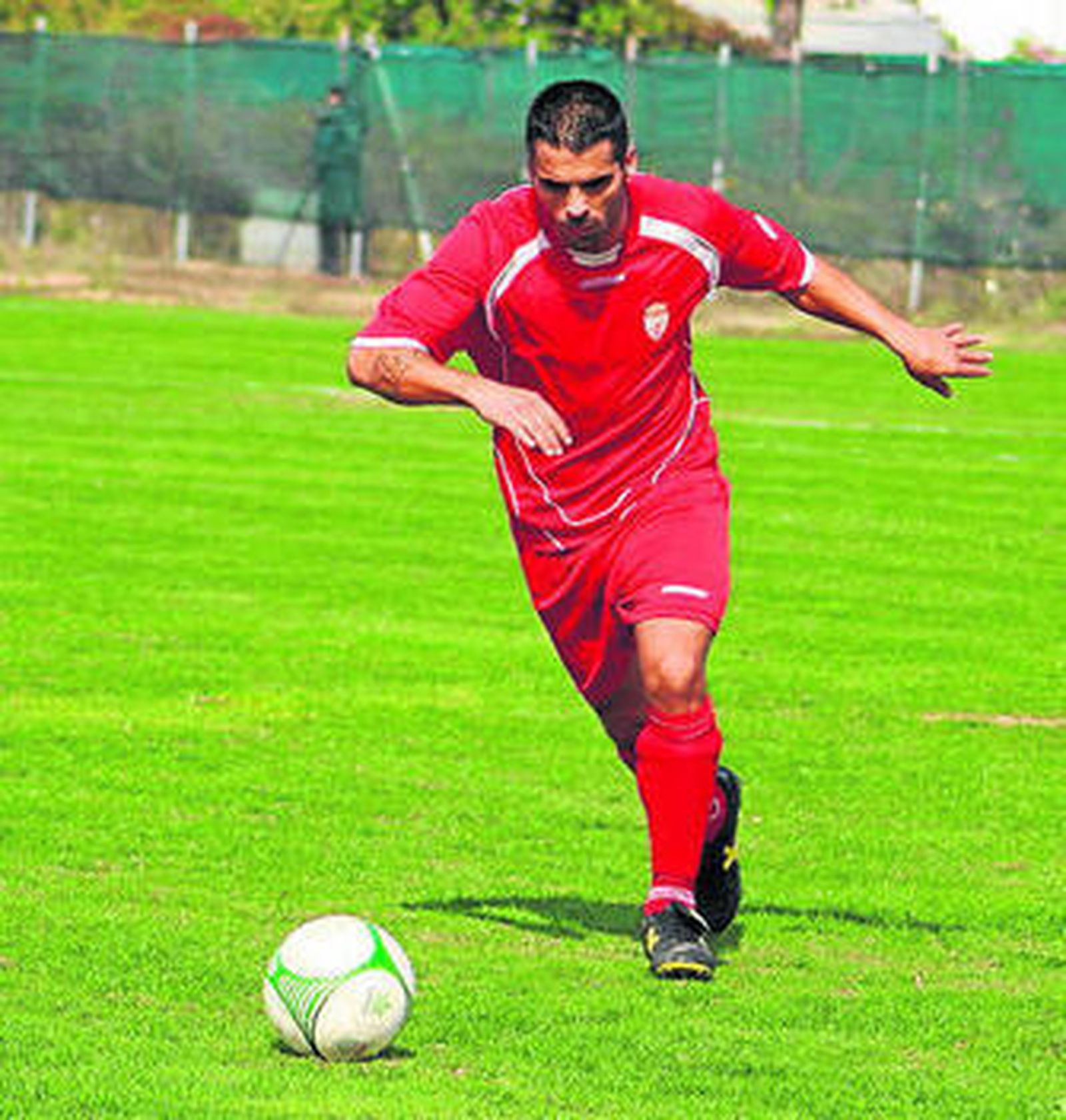 Anzu se dispone a sacar una falta en el partido contra el Sanluqueño B.