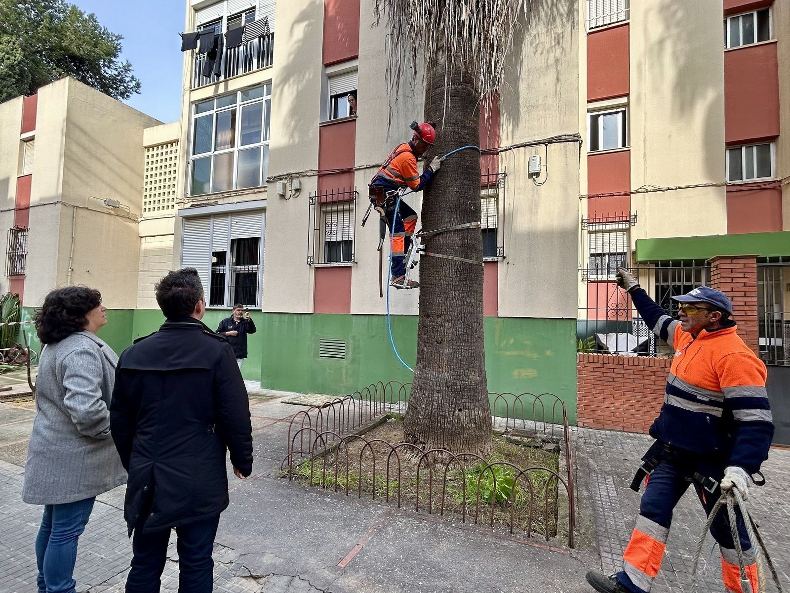 Carmen Álvarez y David González observan los trabajos de adecentamiento en la barriada Jesús Nazareno.