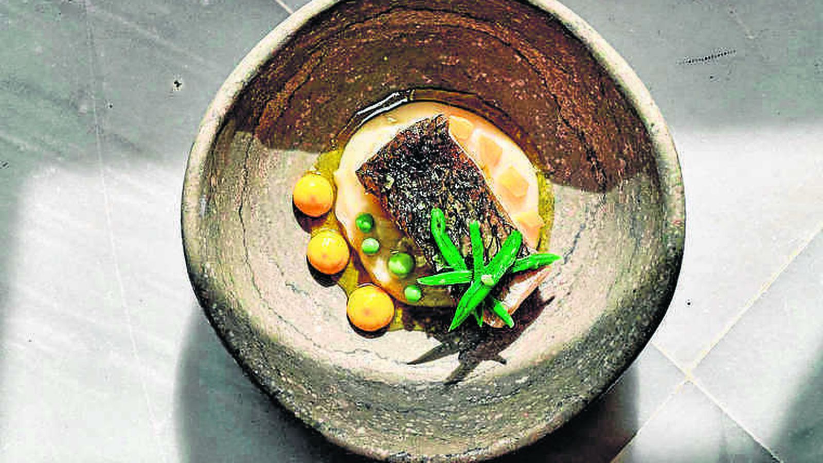 Corvina a la brasa con la huerta