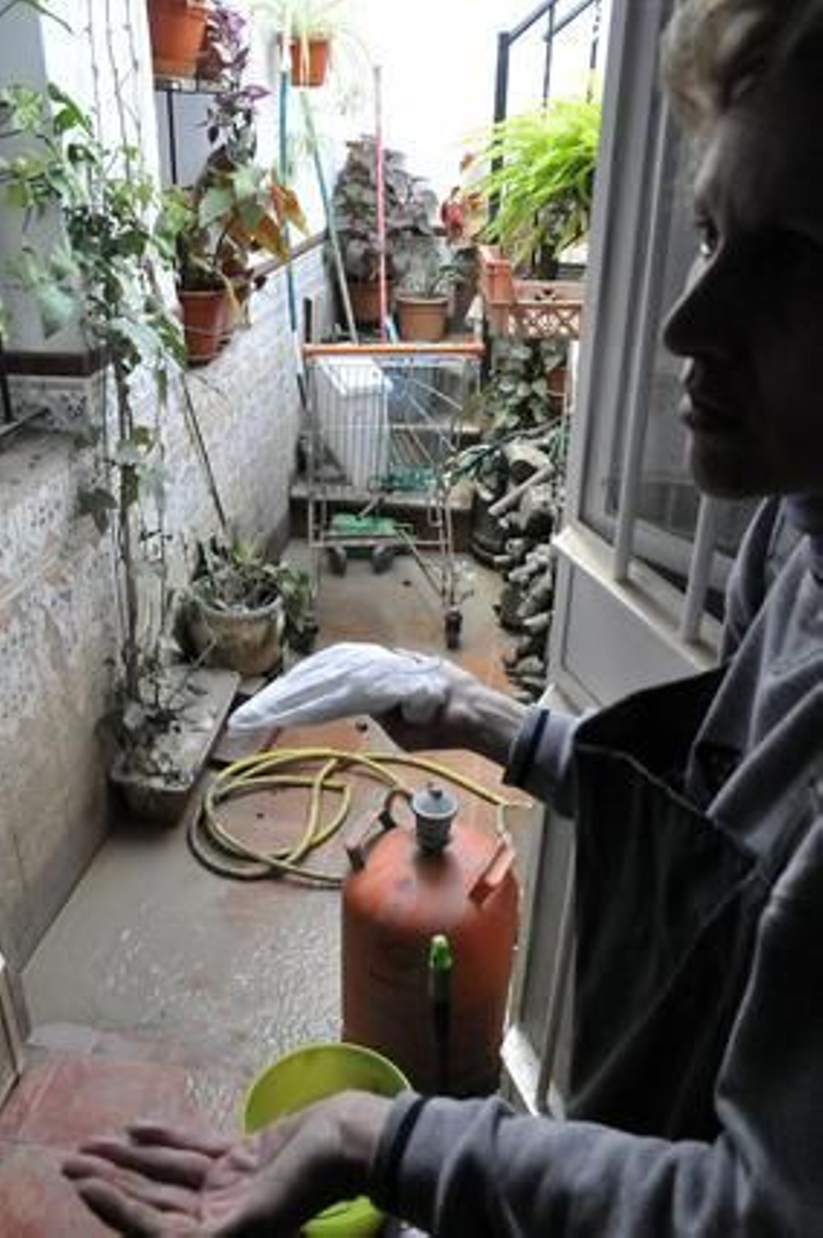 Los vecinos de Lora se afanan en limpiar tras las intensas lluvias.

Foto: Juan Carlos Vázquez