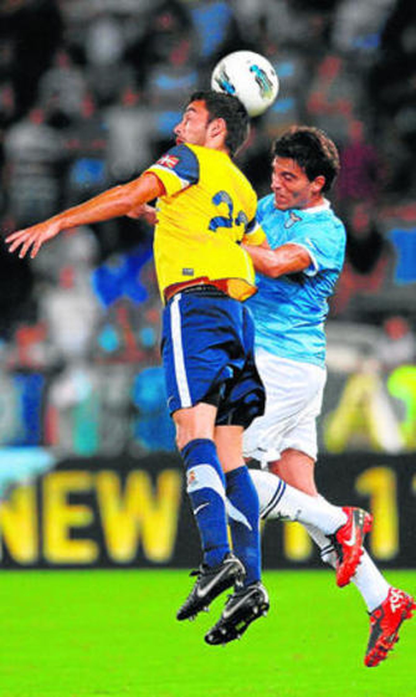 Javi Garrido salta con De la Bella en el amistoso del pasado jueves.