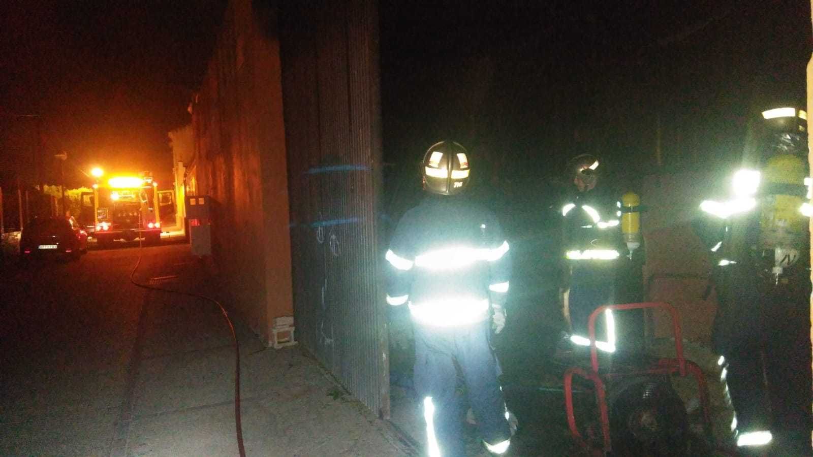 Los efectivos de bomberos, en la madrugada del domingo, en la calle Entrevías.