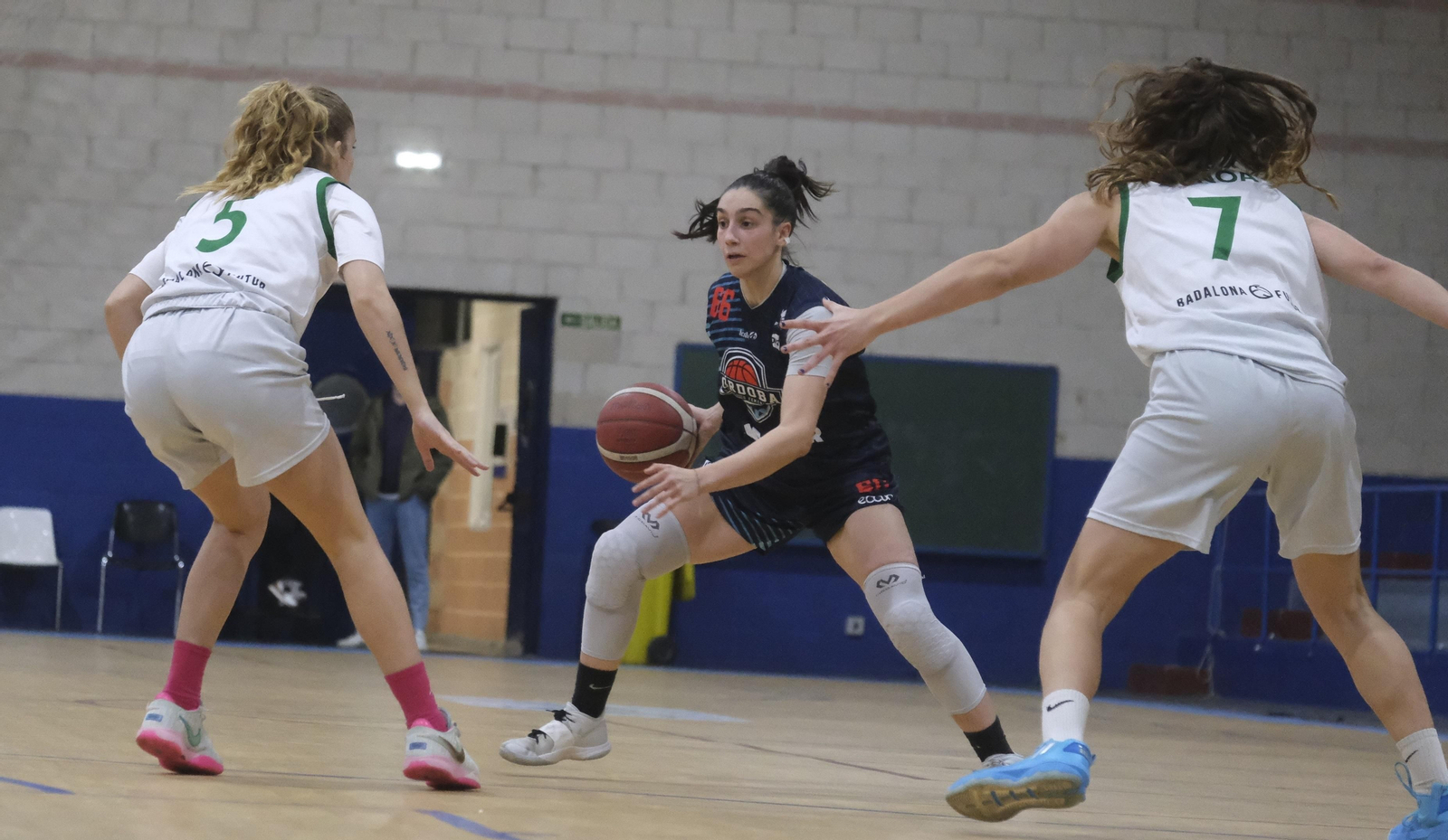 Carlota Menéndez es presionada por dos jugadoras del Joventut. Carlota Menéndez es presionada por dos jugadoras del Joventut.