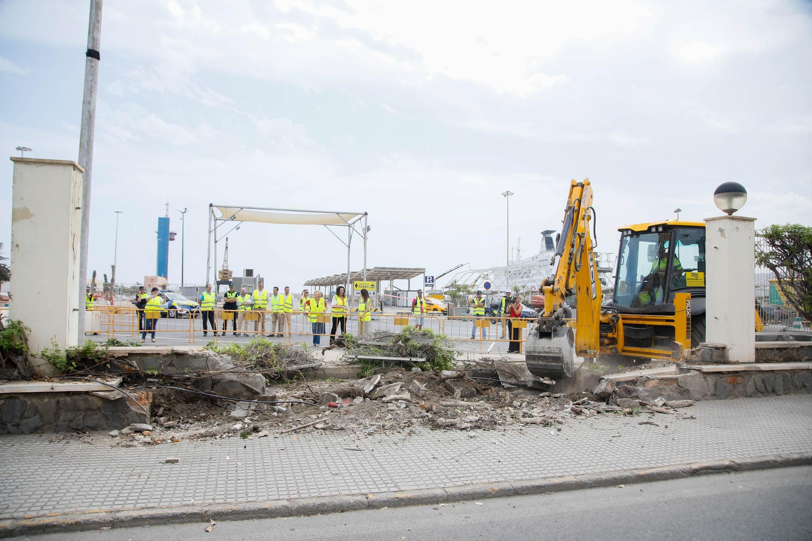 Las imágenes del derribo de la valla del Puerto, entrada de Muelle de Levante y Ribera I de Almería