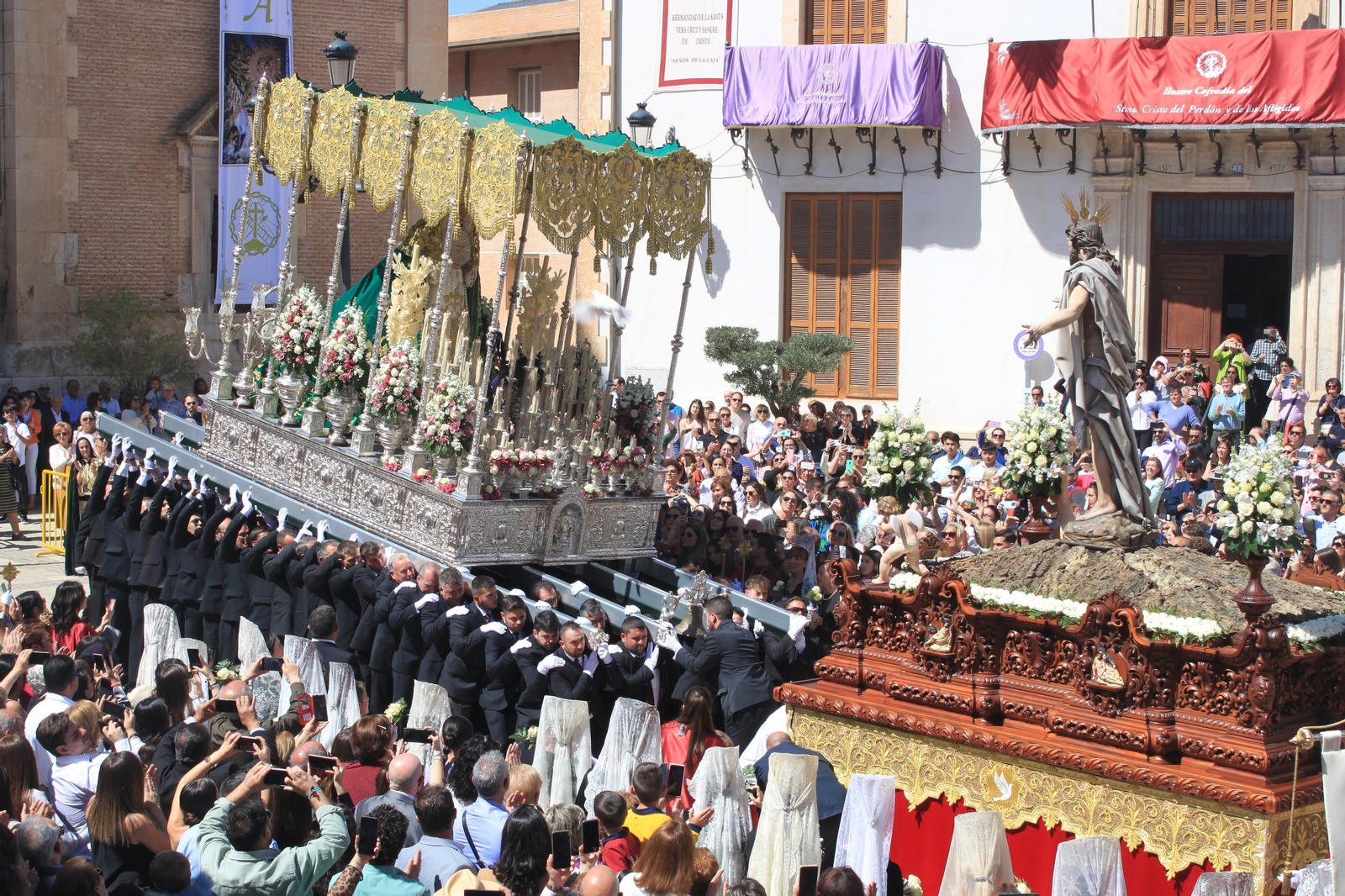 Nuestro Señor Resucitado y la Virgen de la Esperanza.