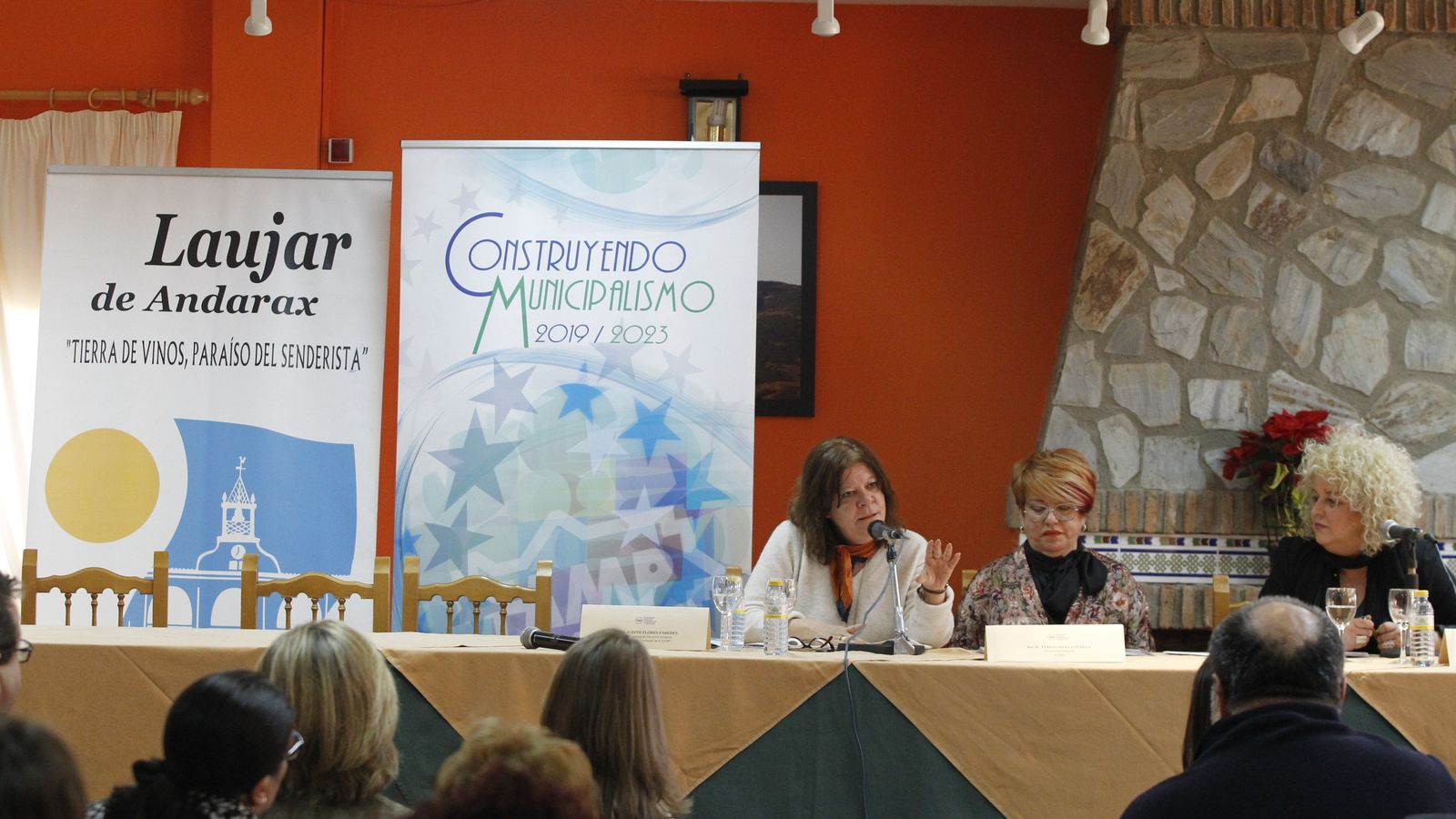Judit Florez, Teresa Muela y Cristina Moreno durante la primera de las mesas redondas.