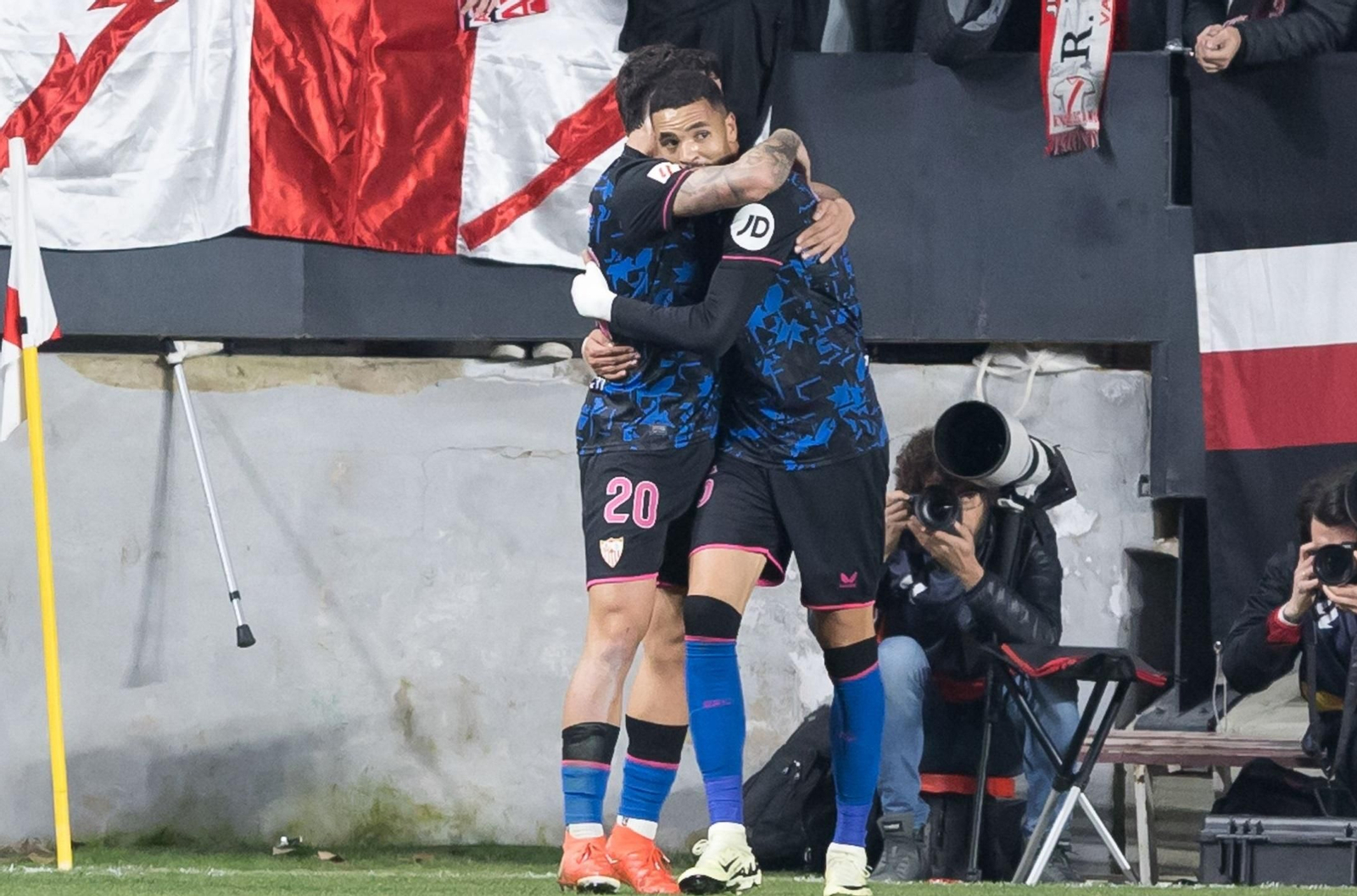 Isaac y En-Nesyri se abrazan tras uno de los goles en Vallecas.