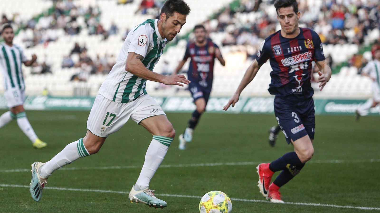 Valverde encara a su par en una acción de la segunda parte.
