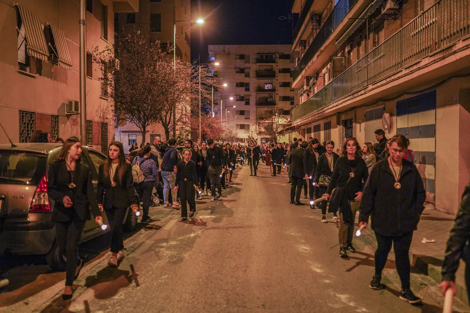 El vía crucis de la Hermandad del Trabajo, en imágenes
