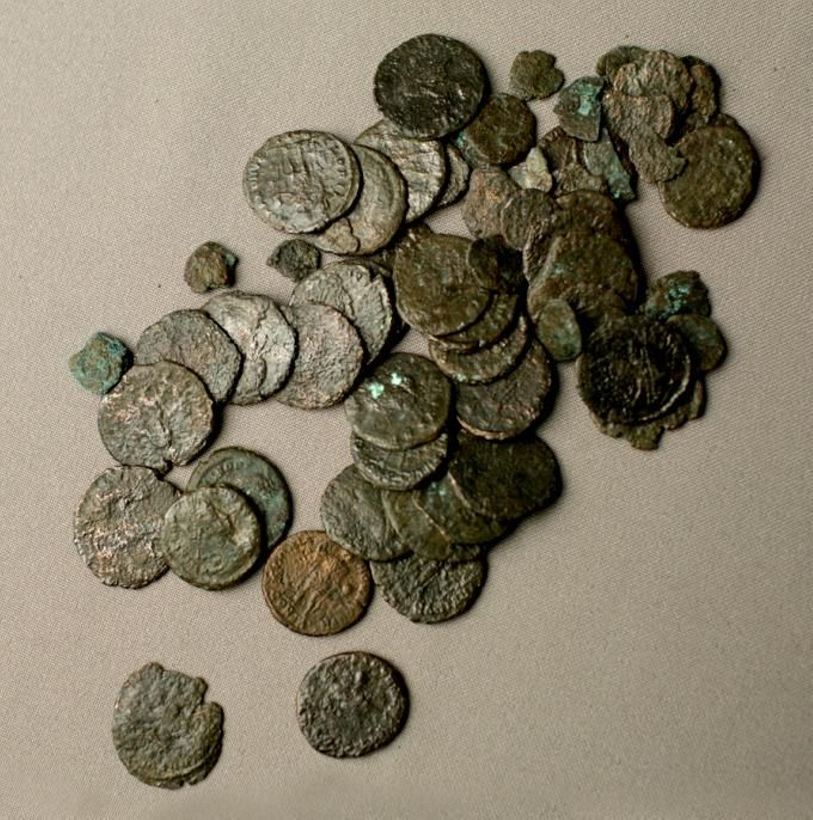 Lote de monedas del siglo IV d.C. hallado en la factoría de salazones romana de la calle San Nicolás.