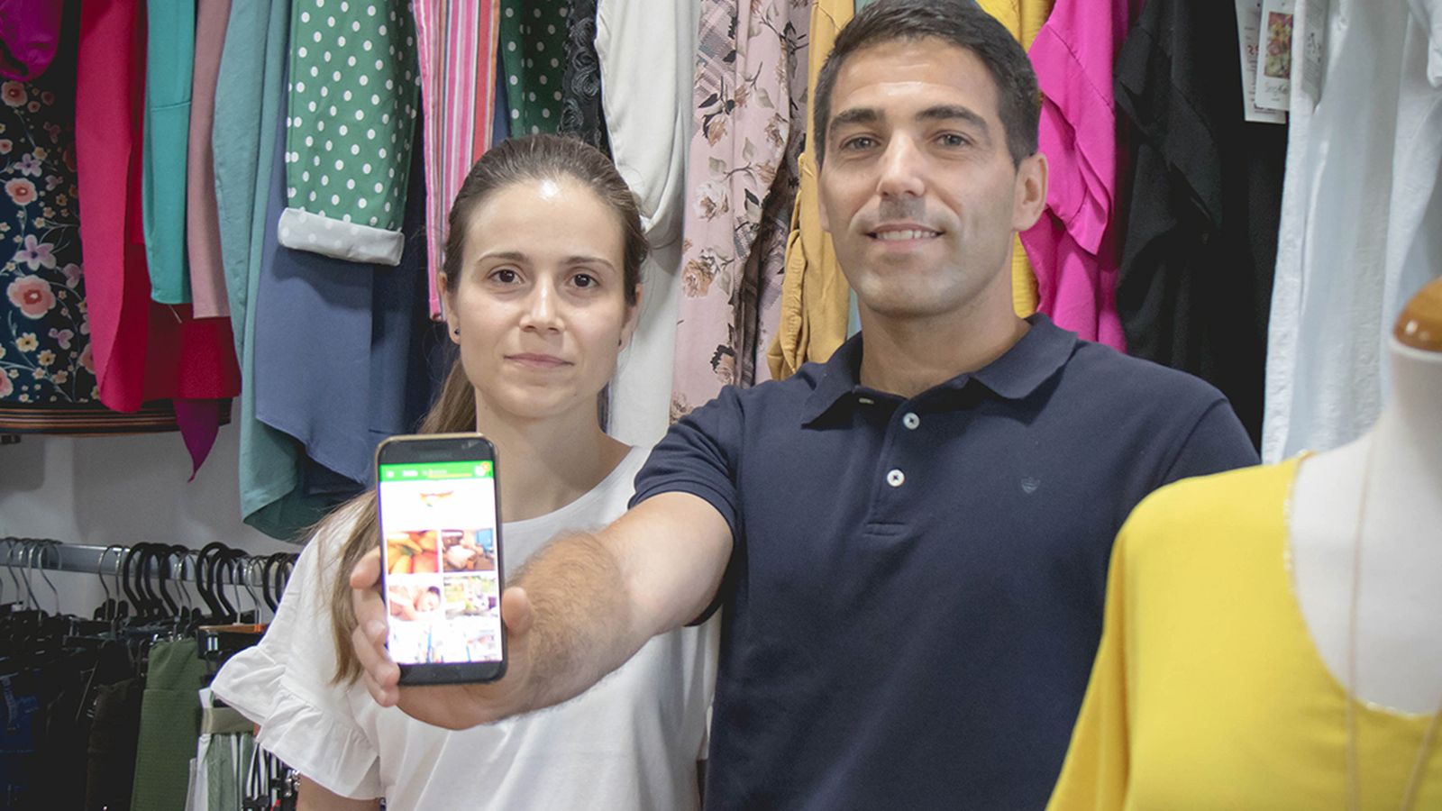 Sandra Hidalgo y Miguel Gallardo presentando su App.