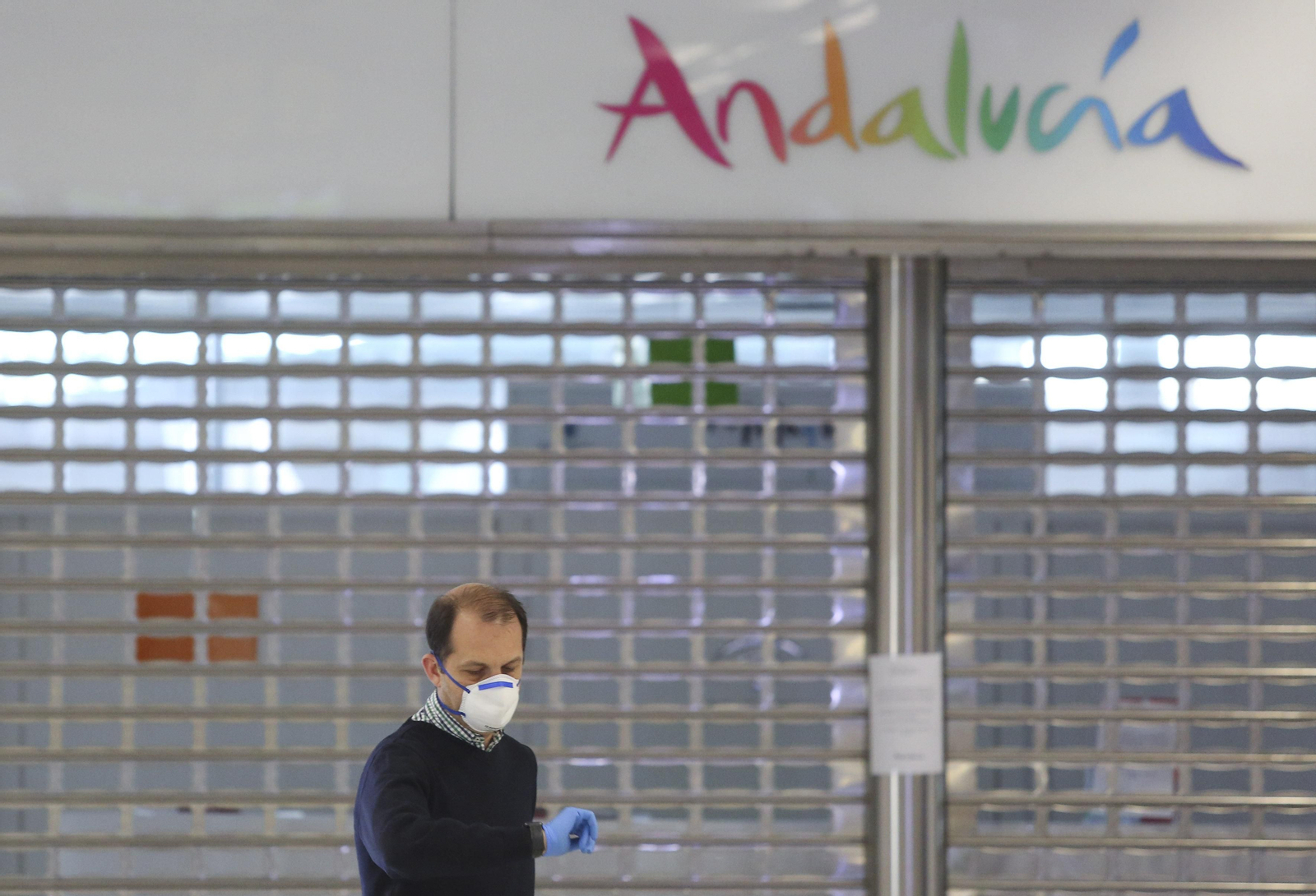 La cuarentena del coronavirus no frena el tráfico de pasajeros en el aeropuerto de Málaga, en fotos