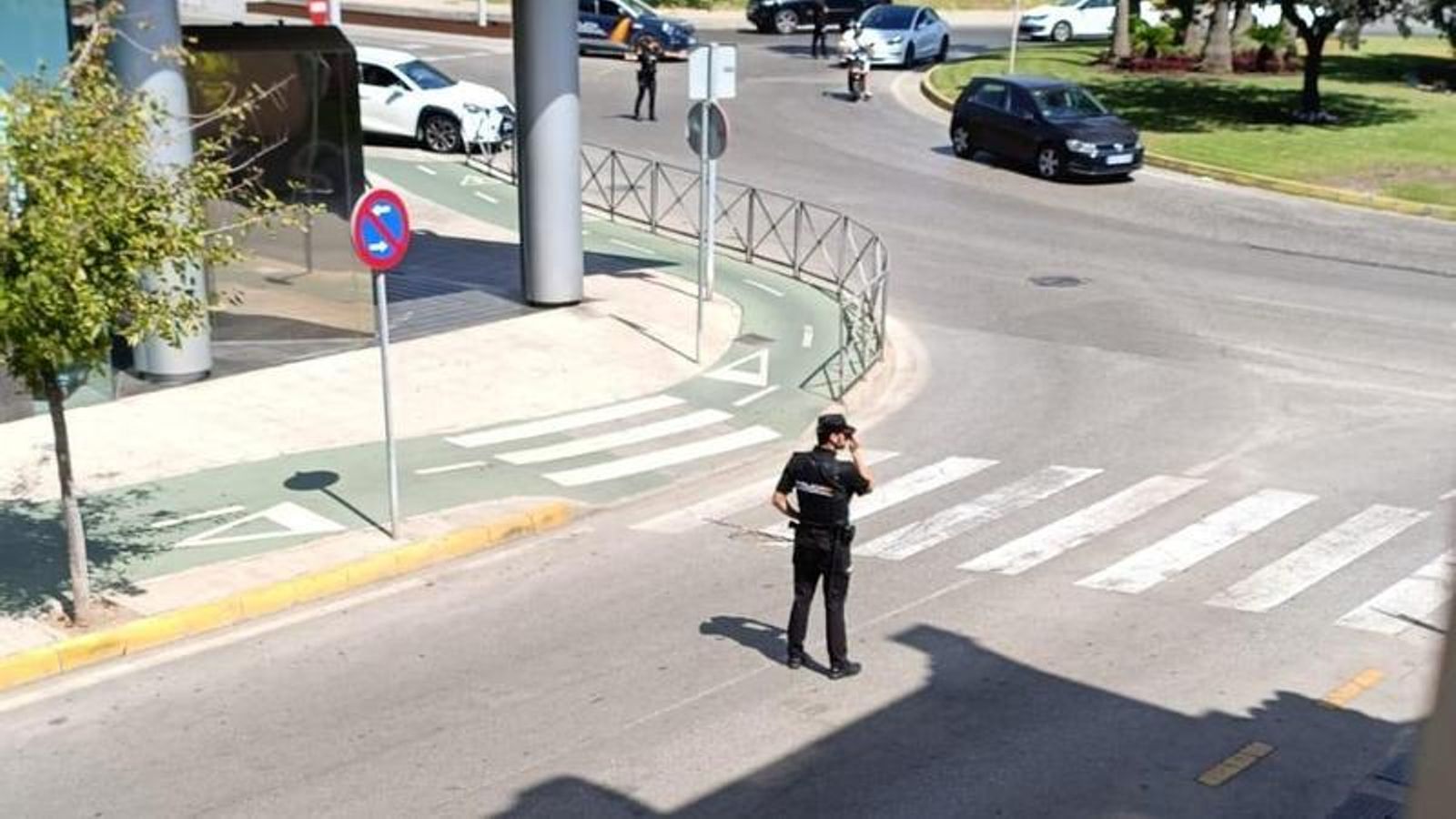 Un policía nacional, en una de las calles cortadas por el escape.