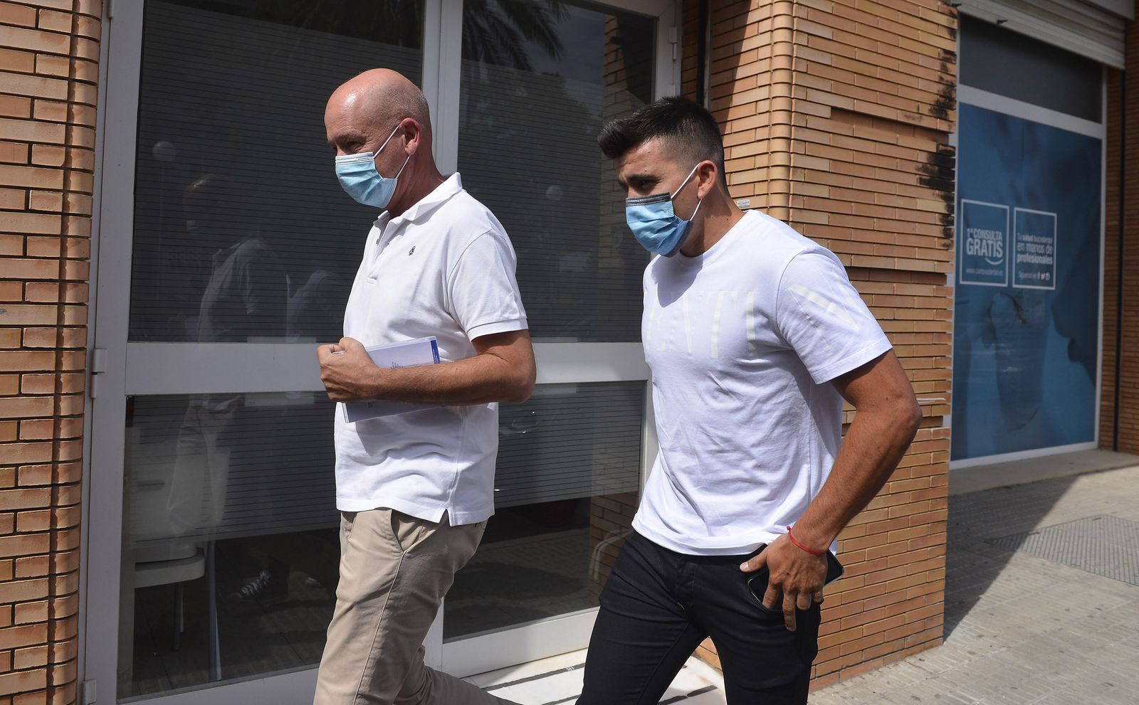 Marcos Acuña, a la salida de la clínica sevillana donde pasó ayer el reconocimiento.