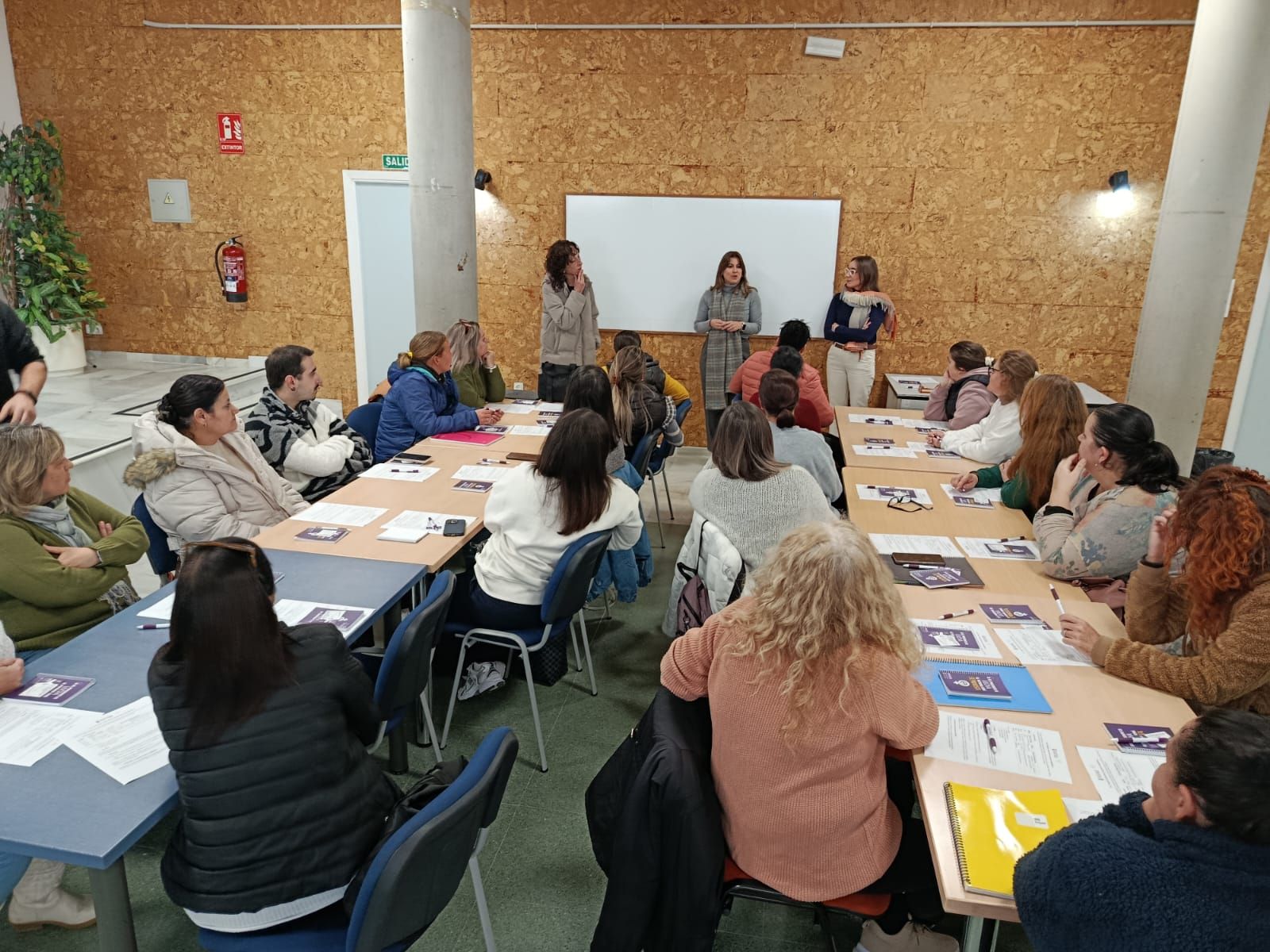 Presentación del curso de atención sociosanitaria de personas dependientes en Puerto Real