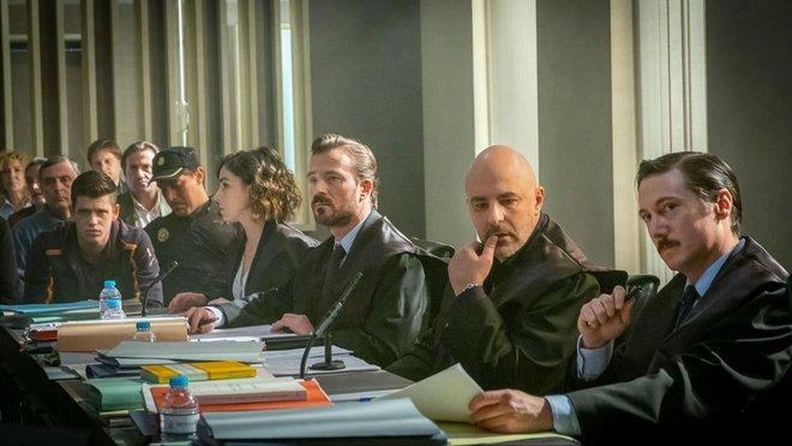 Roberto Álamo (segundo por la derecha) en una escena de 'Caronte'