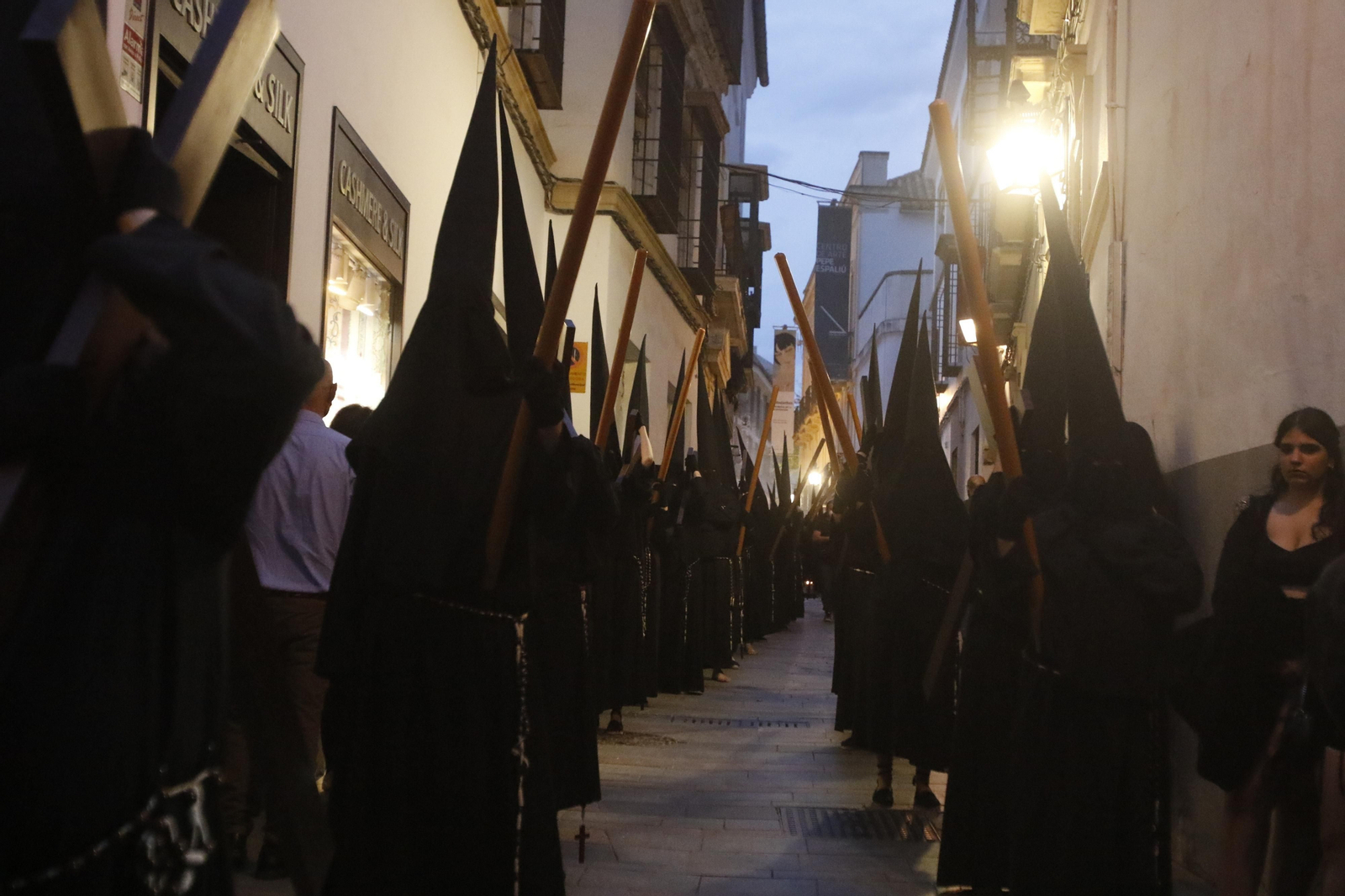 Lunes Santo en Córdoba: Las imágenes de la salida de la hermandad del Vía Crucis