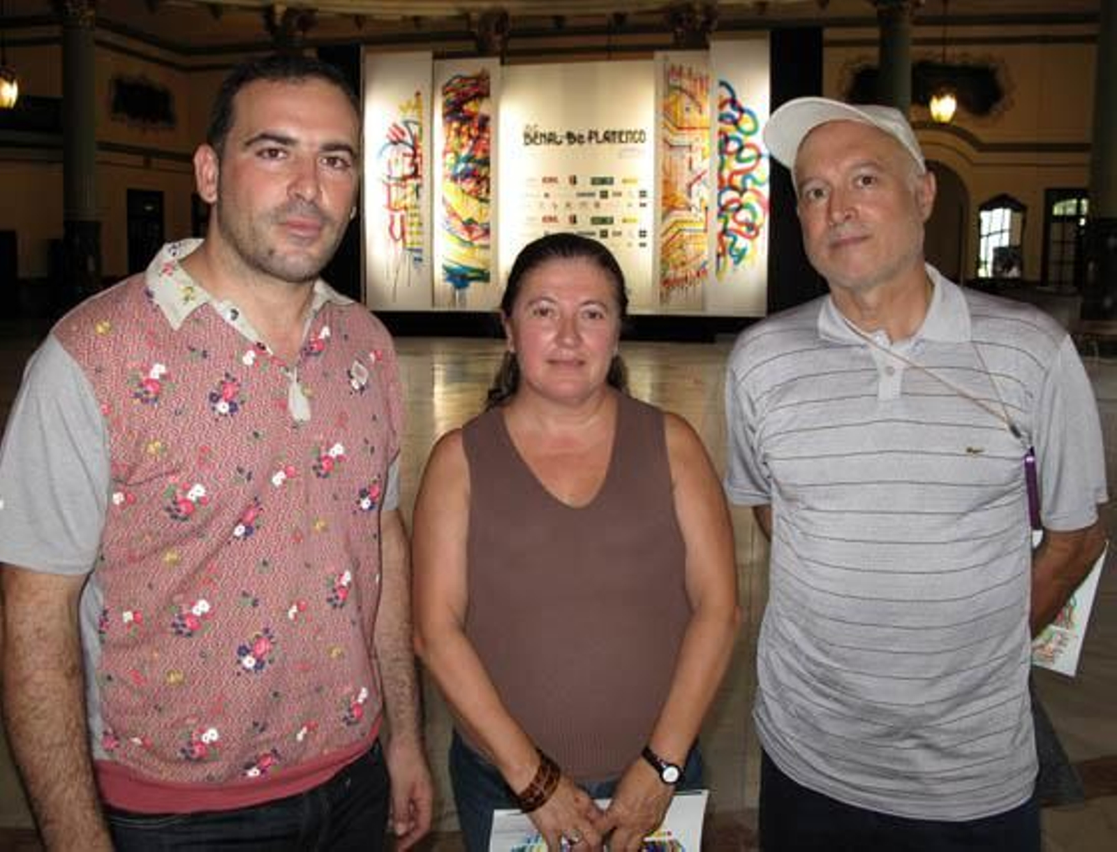 Los artistas Sergio Cruz, director artistico de la guia de flamenco Flama, y Manuel Chabrera, presidente de la Fundación Chabrera, con María Luisa Gómez, directora de Actividades Paralelas del Festival de Cine de Sevilla.

Foto: Victoria Ramírez