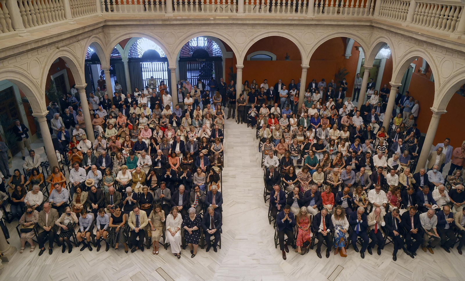 Presentación del libro  'Juan Robles, la sonrisa del tabernero' de Carlos Navarro, todas las imágenes