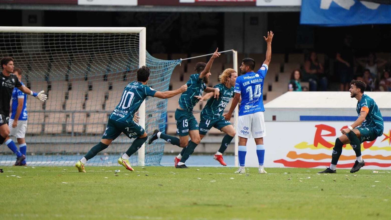 Gabri celebra junto a sus compañeros el gol que le anuló el árbitro por mano.