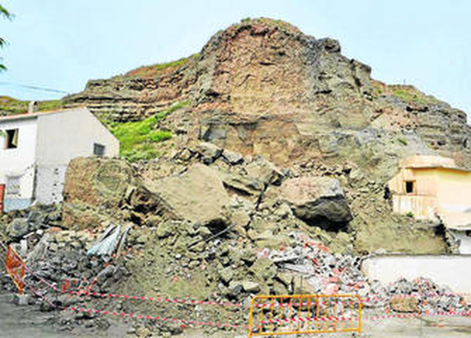 Este es el aspecto del último cerro que se ha desprendido en Fonelas.