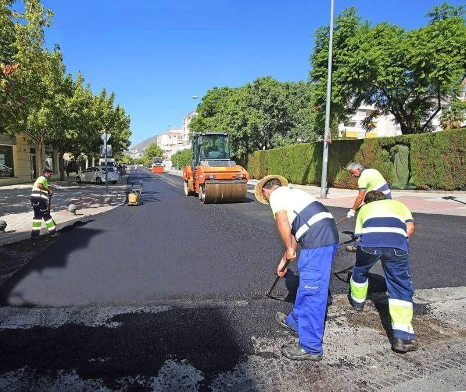 Operarios asfaltando una vía en Benalmádena en una imagen de archivo. Operarios asfaltando una vía en Benalmádena en una imagen de archivo.