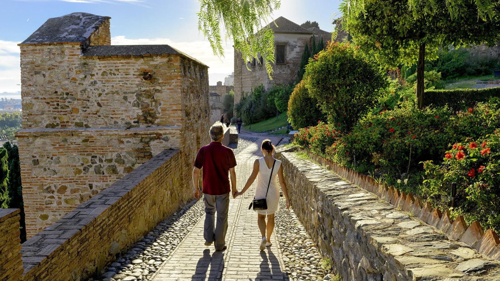 Una pareja pasea por la Alcazaba de Málaga Una pareja pasea por la Alcazaba de Málaga