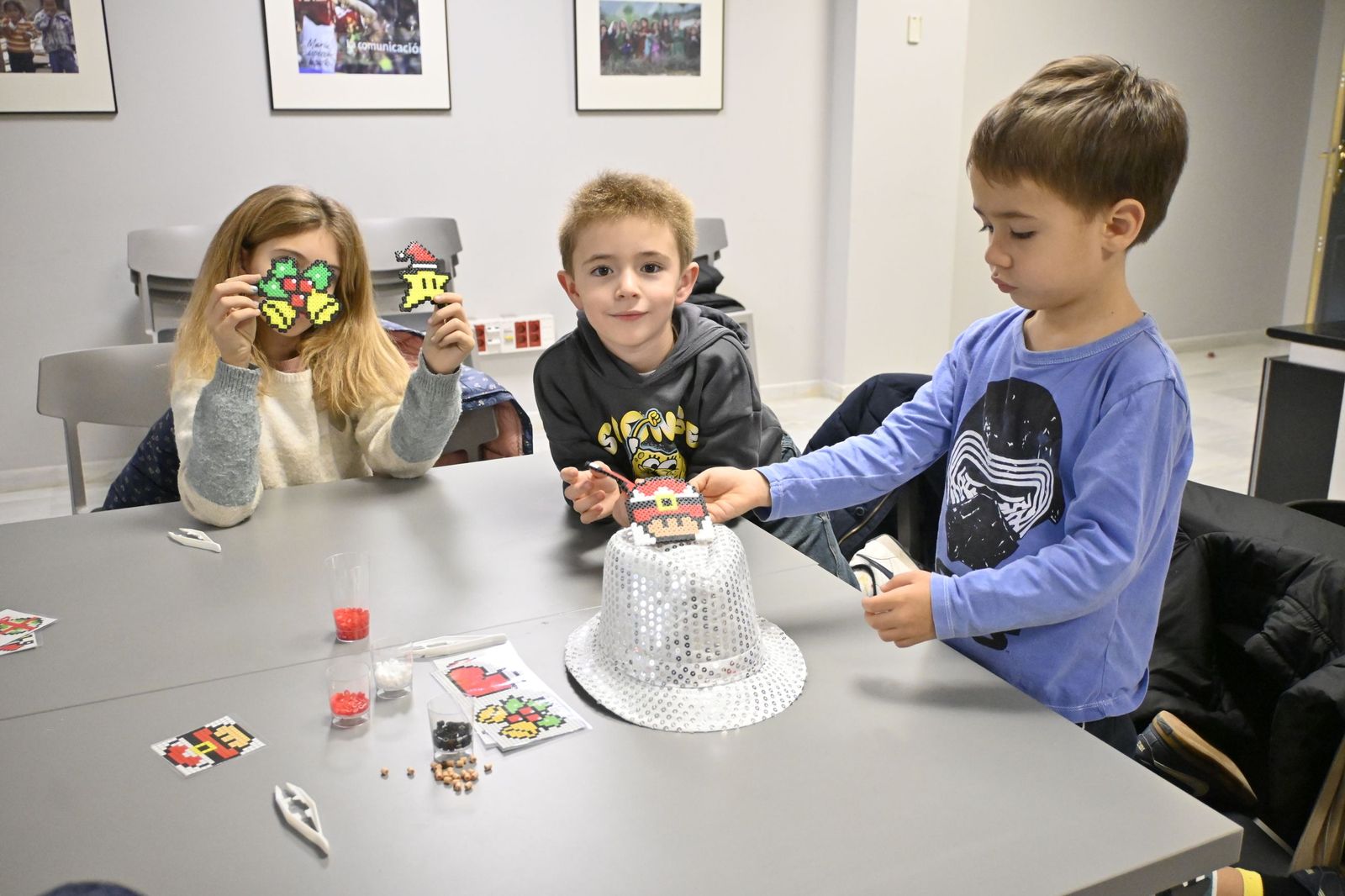 Las fotografías el taller que ofrece la Fundación Cajasol más espectáculo variado con Triky Trake