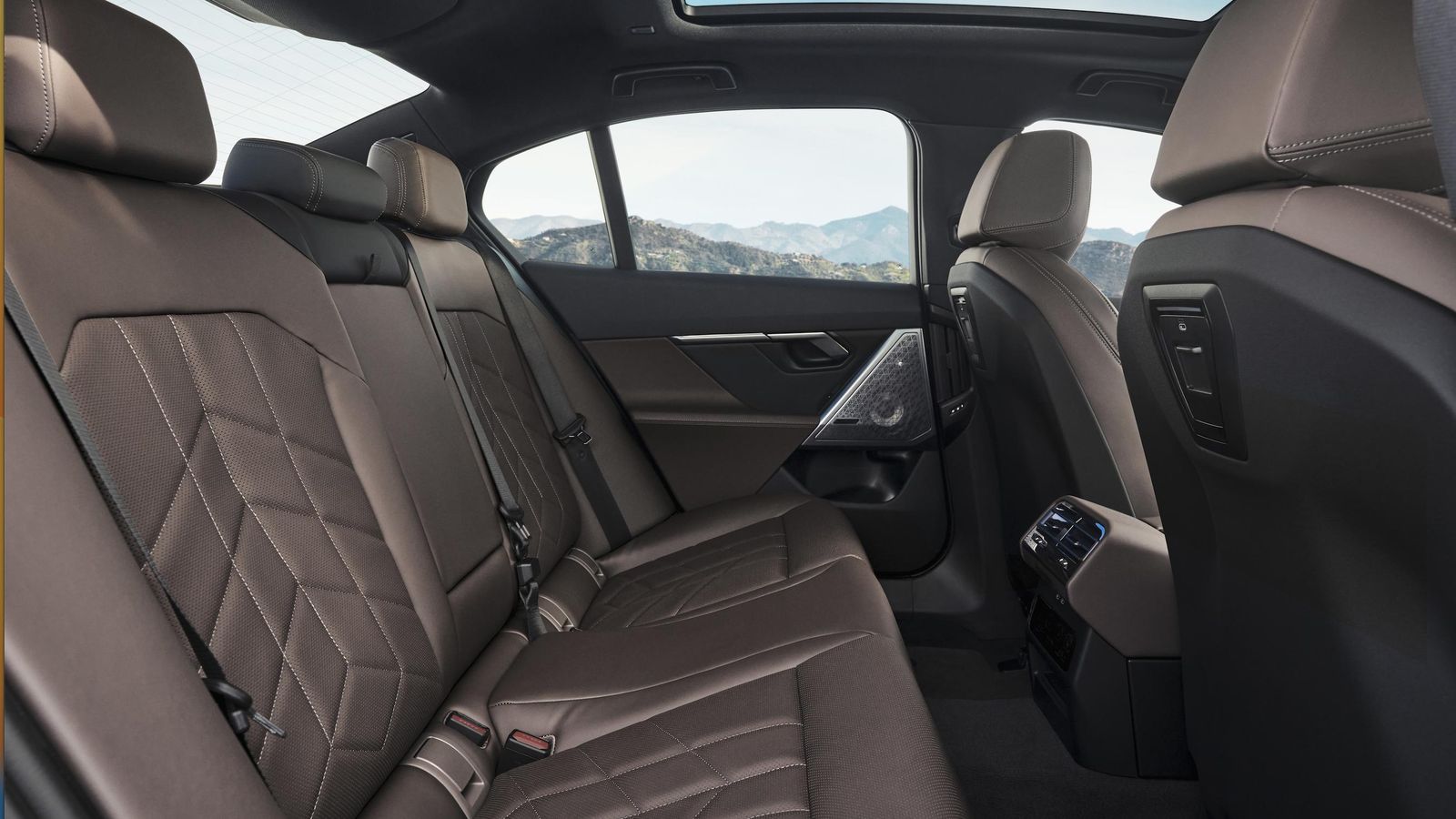 Para tener una carrocería tan larga como la que tenía hace una década un Serie 7, el espacio longitudinal no es tan grande. En el eléctrico un túnel central divide el suelo trasero en dos.