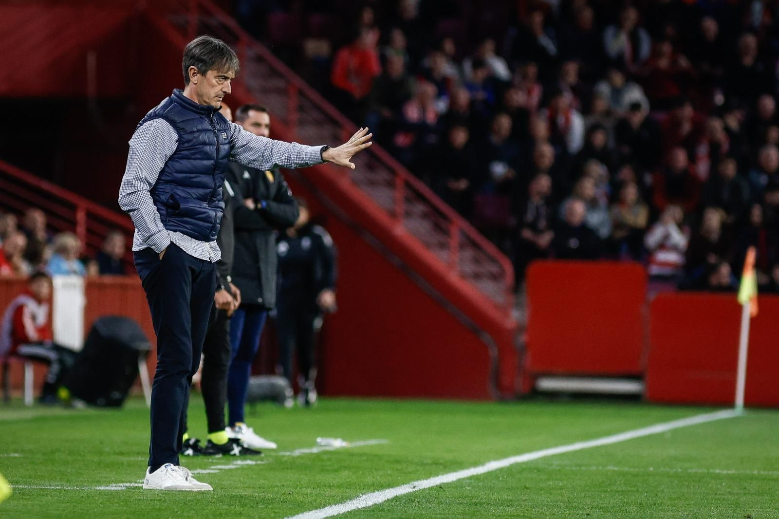 Pacheta dando instrucciones a sus jugadores durante el partido.