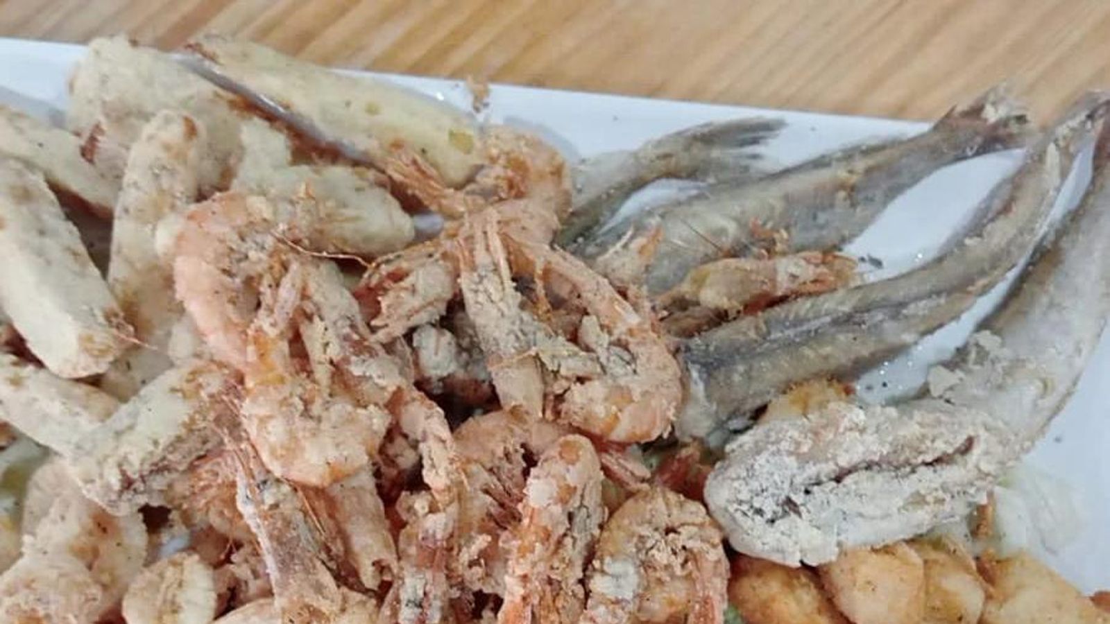 El pescado frito es el plato favorito de los comensales que visitan el lugar, es un imprescindible en tu visita a La Placeta Resbaladero.