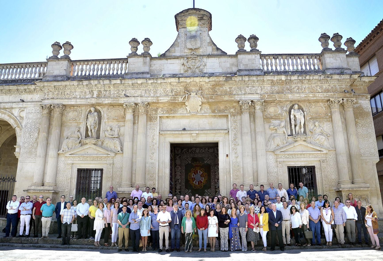 Miembros del equipo de gobierno posan con el personal municipal homenajeado.