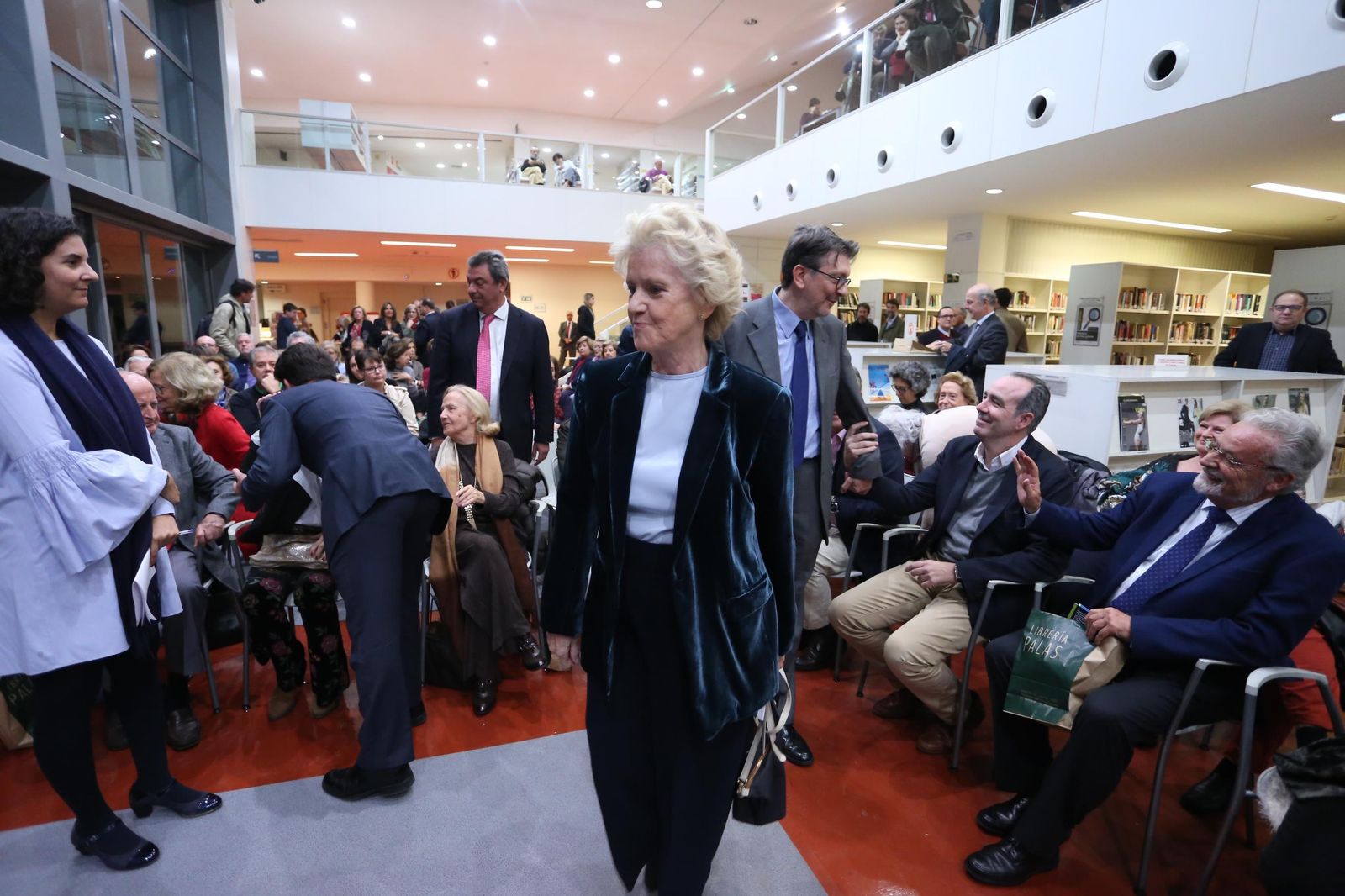 Soledad Becerril entra en la Biblioteca Infanta Elena para presentar su libro.