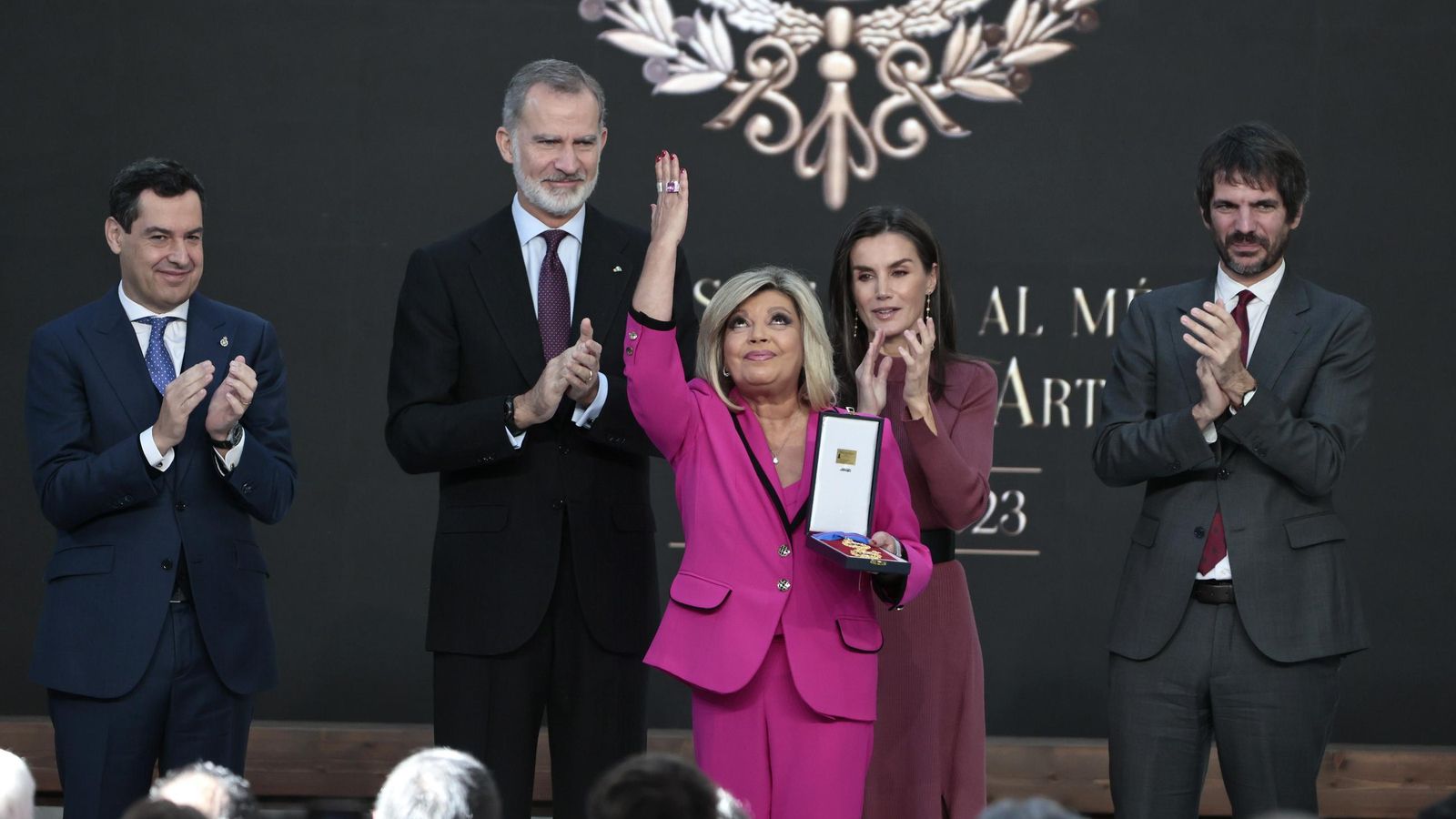 Terelu recoge la Medalla a título póstumo para su madre, la periodista María Teresa Campos.