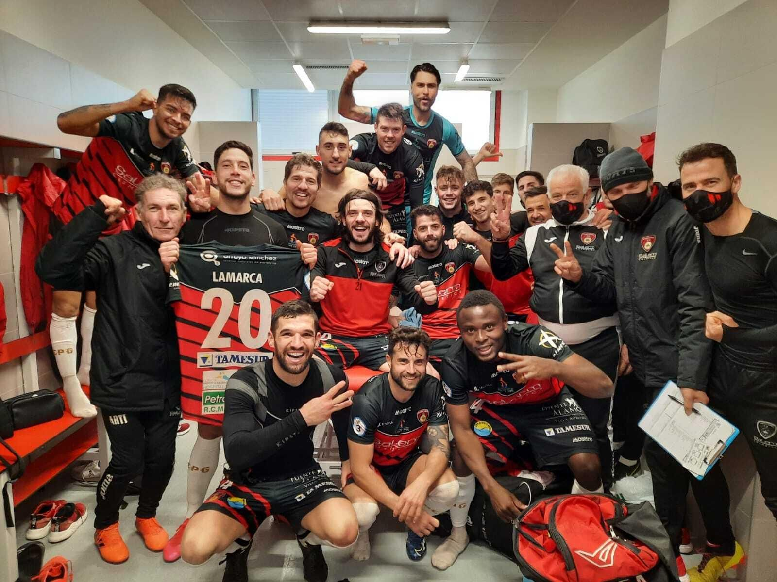 Los jugadores del Salerm celebran su victoria en la Ciudad Deportiva sevillista.