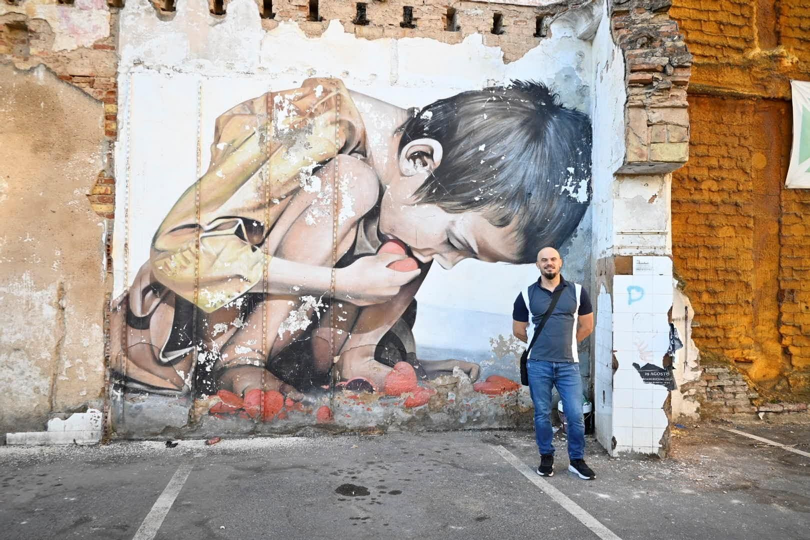 Adrián Pérez, conocido como Man o Matic, junto a su grafiti ‘Pure Love’ que será derribado en los próximos días.
