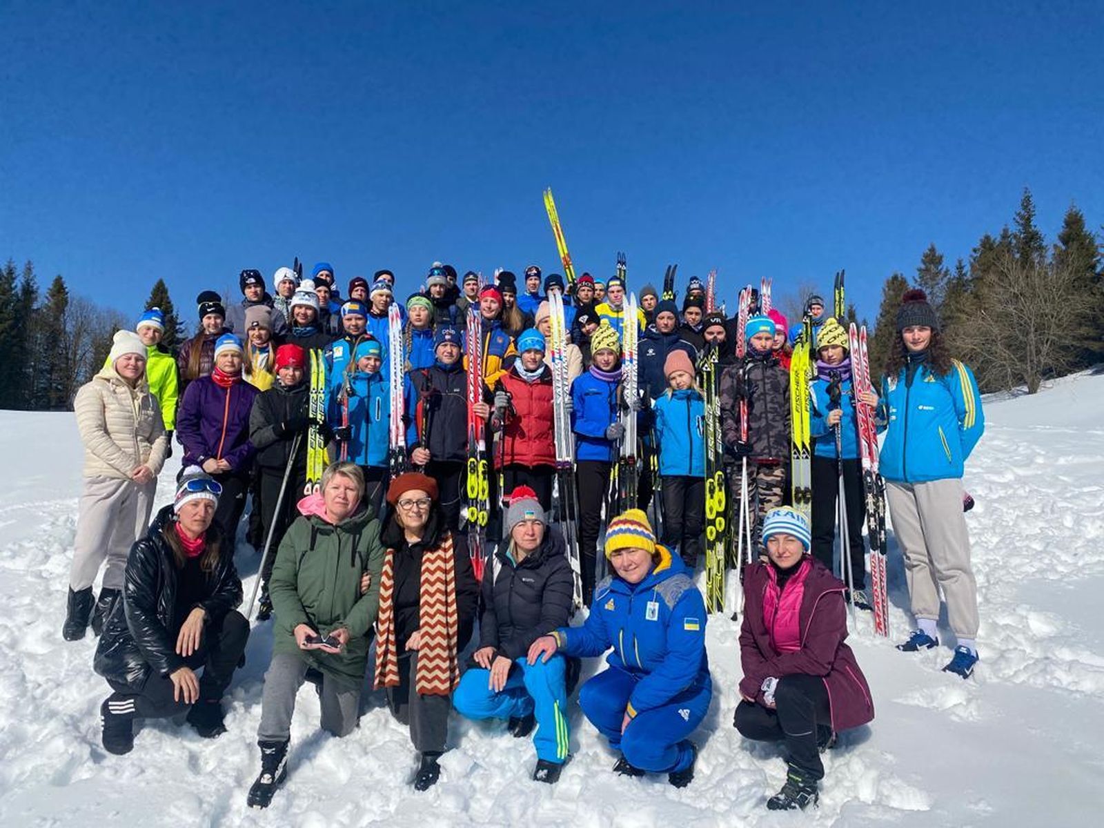 Imagen de los 45 esquiadores ucranianos que serán acogidos en Sierra Nevada