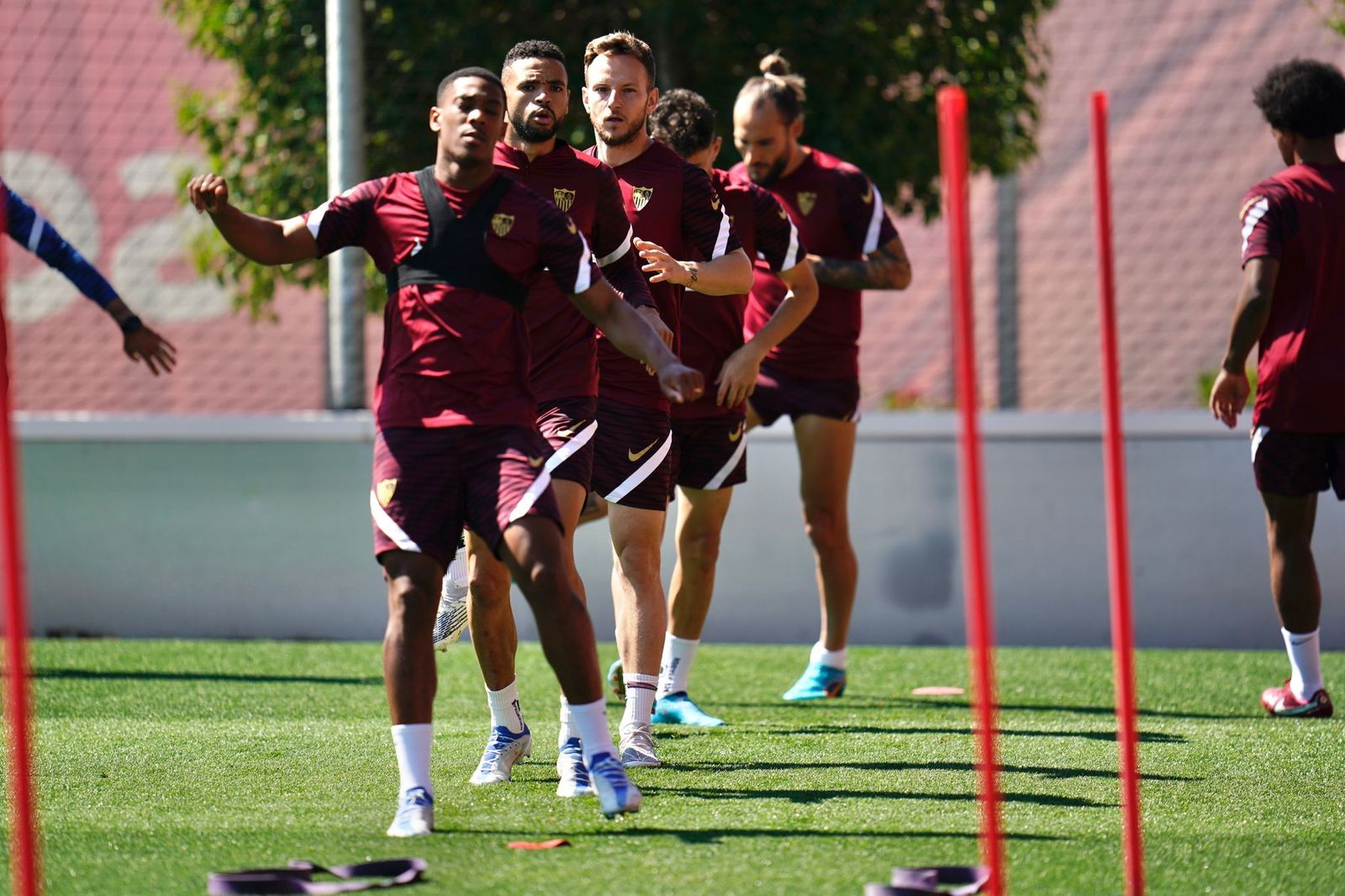 Martial, este jueves con En-Nesyri, Rakitic, Munir y Gudelj, y Koundé a la derecha.