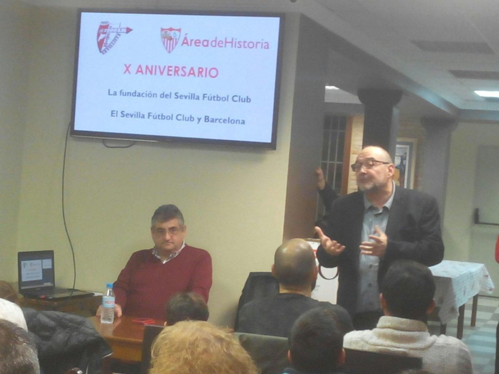 Carlos Romero, historiador del Sevilla, durante el acto conmemorativo de la peña.