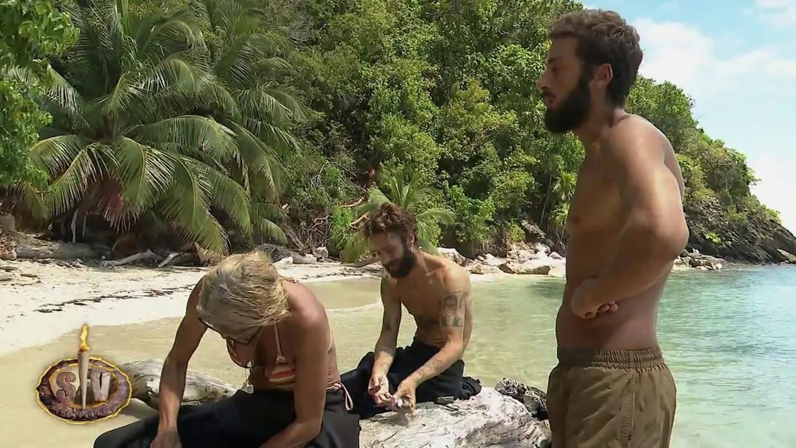 Borja hbalndo con Pelayo, Makoke y Escassi  en la playa