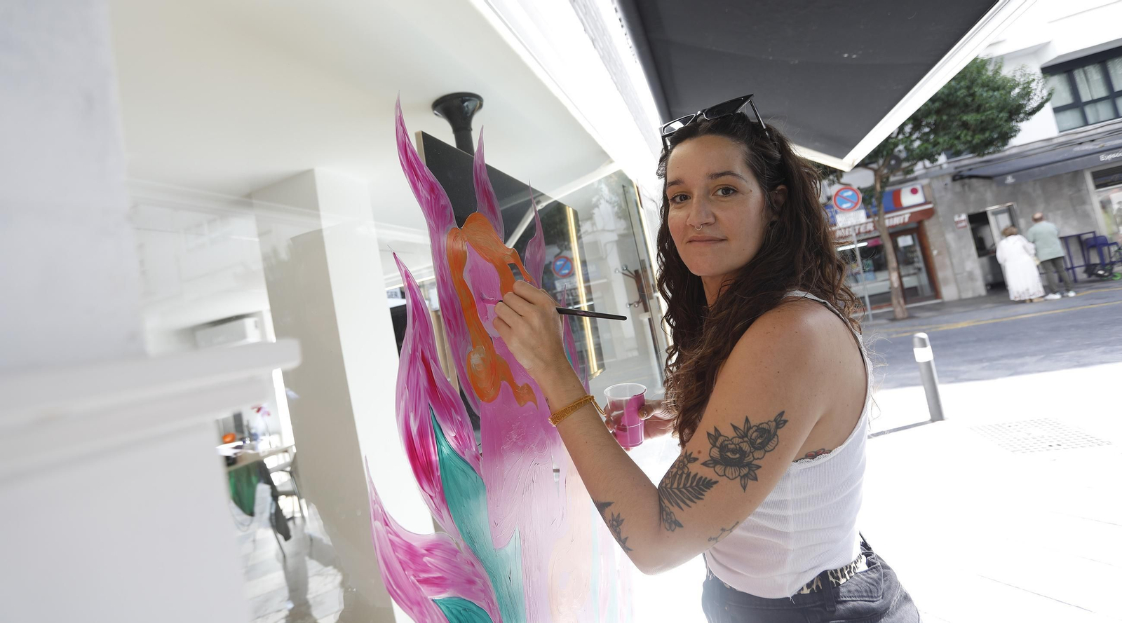 Artistas locales apelan a romper el estigma del SIDA con obras en escaparates