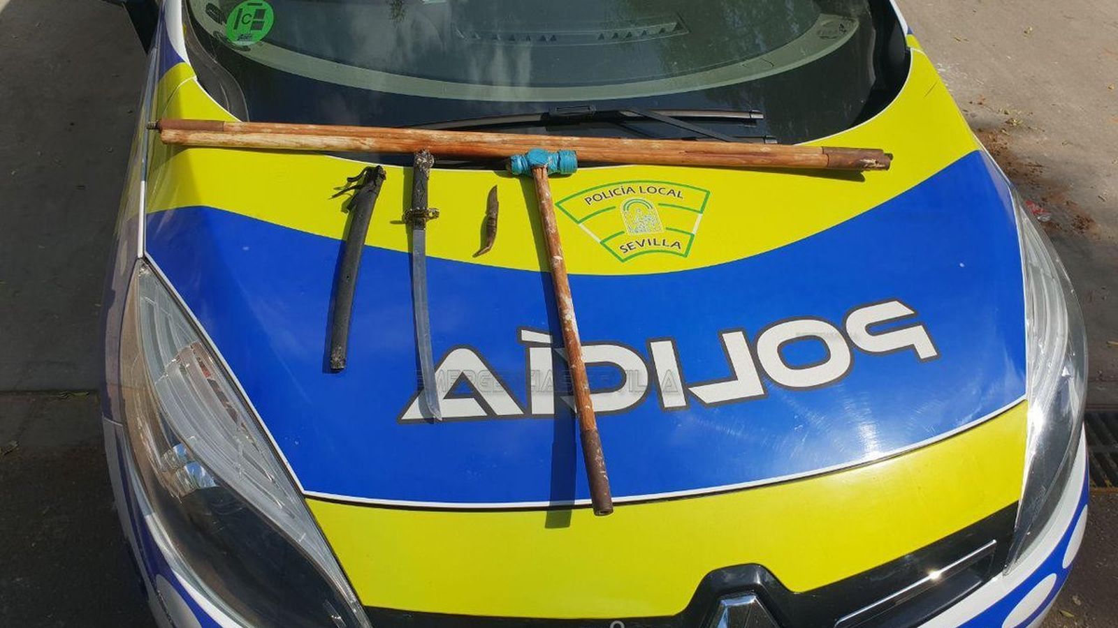 Armas intervenidas dentro del coche.