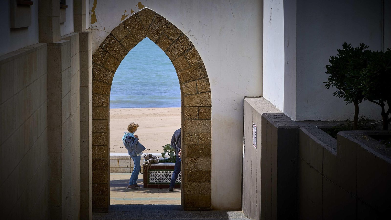 Vistas de la playa de La Costilla desde el casco histórico de Rota