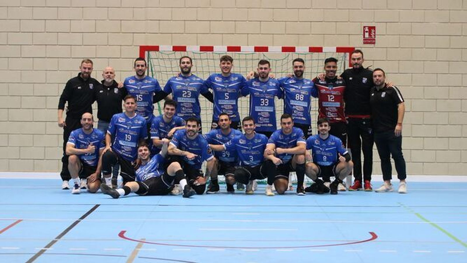 Plantilla del CBM Cantera Sur Bahía de Almería posa antes de un partido.