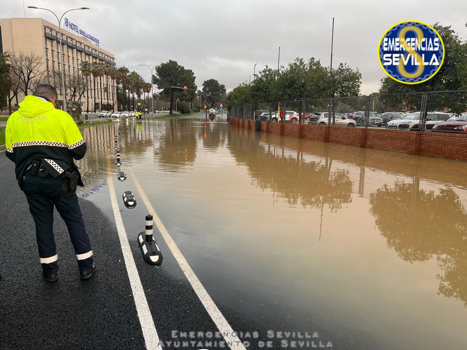 La avenida Alcalde Luis Uruñuela anegada.