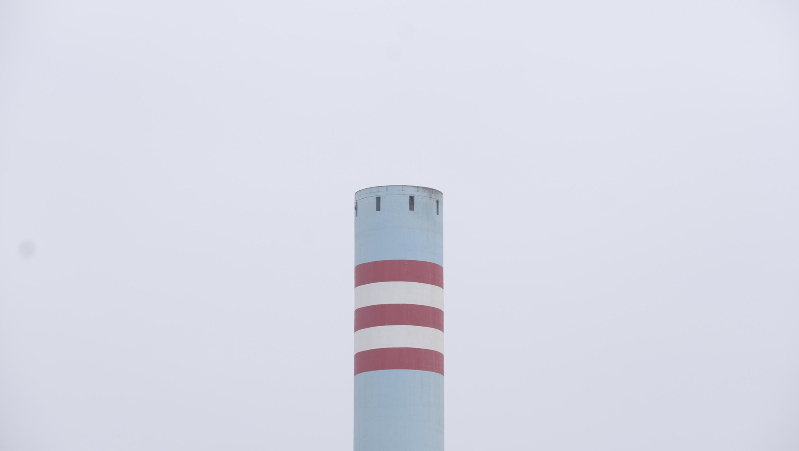 El derribo de la Torre Litoral de Endesa en Carboneras, en imágenes